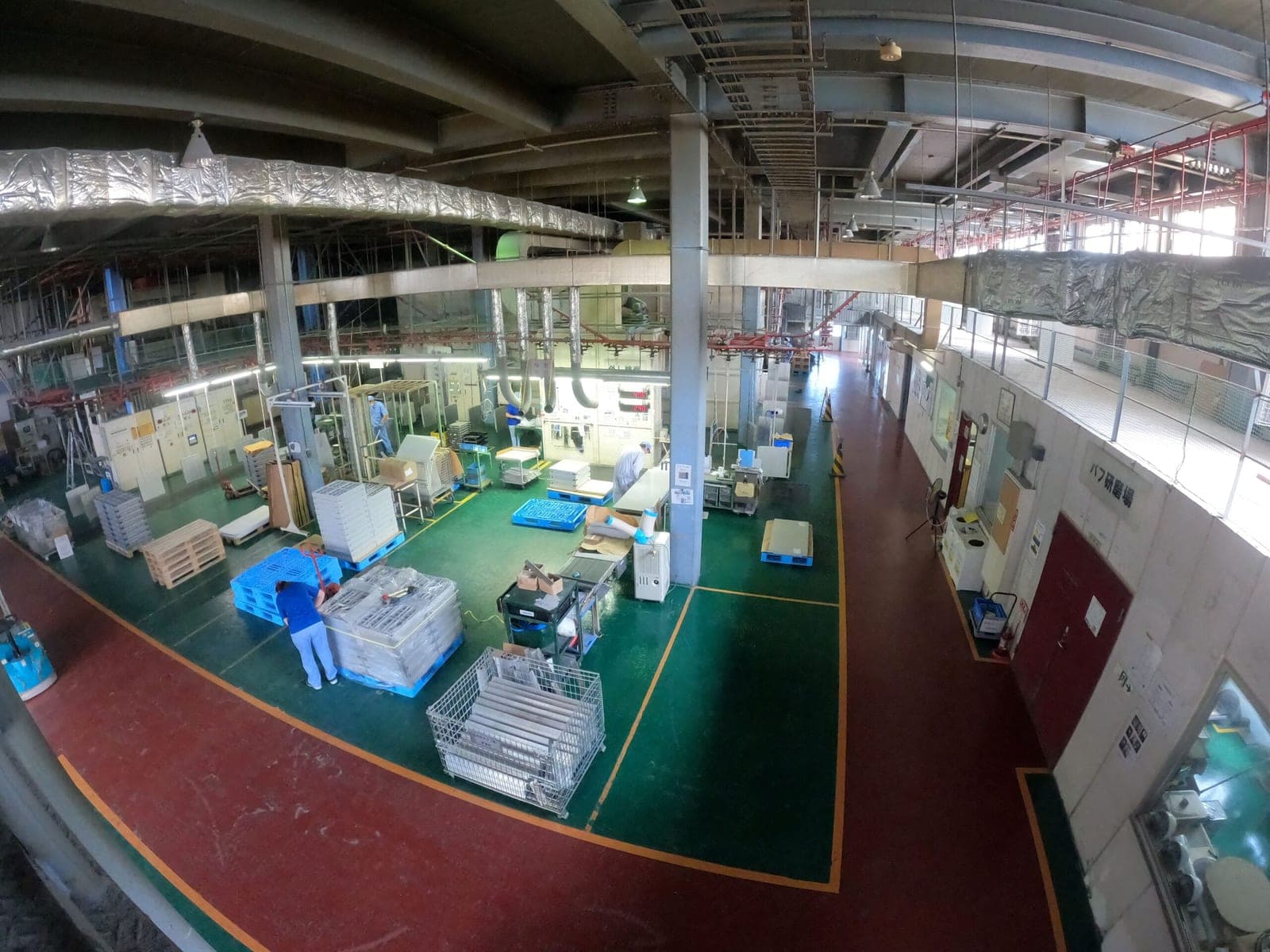 塗装ラインの内装風景。コンベアと塗装設備