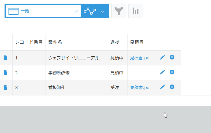 案件の一覧ではウェブサイトリニューアルと看板制作だけに見積書が添付され、カンバンではその2件のカードだけが緑色になる。同じ見積中の列にある事務所改修は見積書がなく、緑色にならない